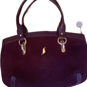 Handväska  - Röd handväska, rymlig, bör kunna hålla en 13tums dator, köpt secondhand❤️ Säljes då den tyvärr inte kommer till användning längre. Köparen står för frakten, kan även mötas upp i Stockholm❤️