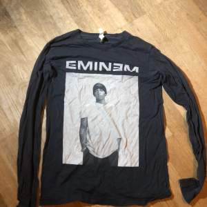 Använd mycket för flera år sedan men inte alls på ca 2 år. Jättefint skick och snyggt tryck. Sitter lite oversized beroende på din kroppsform. Perfekt om du älskar eminem. Offical eminem merch