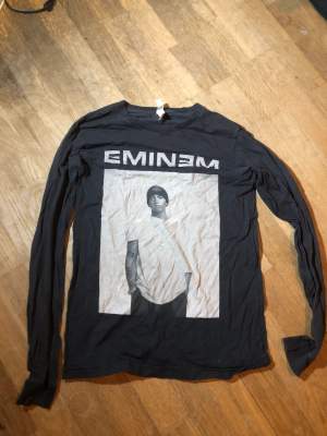 Använd mycket för flera år sedan men inte alls på ca 2 år. Jättefint skick och snyggt tryck. Sitter lite oversized beroende på din kroppsform. Perfekt om du älskar eminem. Offical eminem merch