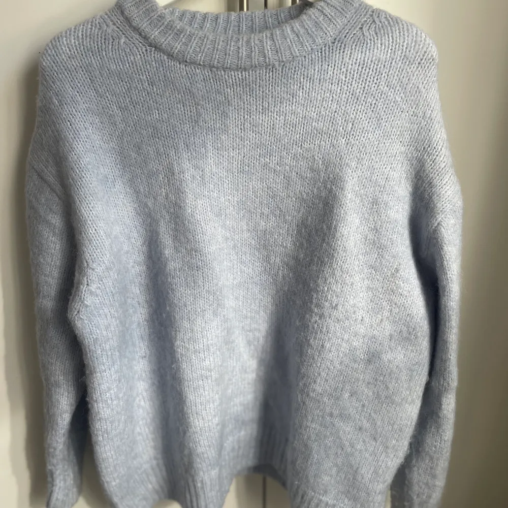 Säljer denna jättefina stickade ljusblåa tröjan. Perfekt nu till våren och sommaren🦋  aldrig använd, endast testad (skickas/möts upp i Stockholm). Stickat.