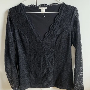 Blus - Blus med fint mönster, oanvänd Passar 36/38