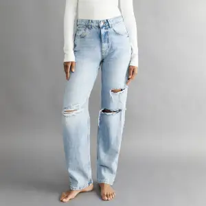 blåa högmidjade raka jeans med hål från gina, använda en gång så bra skick 😍 nypris 599kr säljs för 300kr 💗 byxorna är lite mer blåa i verkligheten än vad dem ser ut på bild tycker jag. köparen står för frakten 👍🏼 skriv för mer bilder