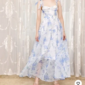 Balklänning - Balklänning i stl M (mer som S). Köpte den här på Plick men var för liten så säljer den vidare. Bara testad av både mig och tidigare ägaren, prislapp och orginalförpackning finns kvar. Skriv privat för mått, fler bilder eller frågor 🥰