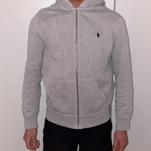 Ralph lauren - Ralph lauren kofta Handtaget till dragkedjan är av så den behöver en ny.