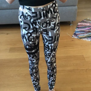 Strongertighits strl xs - Ett par strongertights använda ca 5 gånger säljer för jag nästan aldrig använder dom. Nypris 799. 120kr +frakt