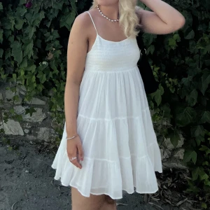 Klänning Zara - Somrig klänning från Zara, underbar till student också ❤️jättebra skick! 120kr inklusive frakt, OBS säljer en likadan i svart