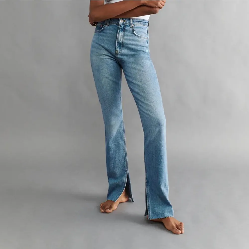 Helt nya jeans med slit från gina. Säljer pga att jag köpte fel strl😊 hör gärna av er! Nypris var 500kr. Jeans & Byxor.