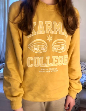 Gul tröja med tryck  - Unik gul tröja med tryck från Vailent. Endast använd ett fåtal gånger!❤️