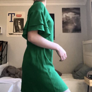 Grön klänning  - Grön vid klänning från Zara i strlk M. Aldrig använd med prislappen kvar!💕