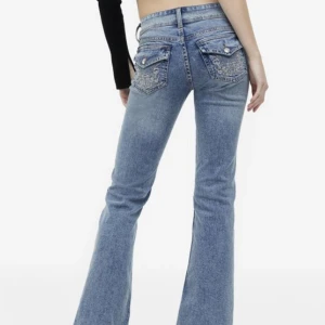 Populära hm jenas - Lågmidjade bootcat jenas från hm nyskick nästan aldrig använda, har sprät upp sömnen där nere så dem skulle bli längre sitter perfekt på mig som är 173cm! Slutsålda på hm  Ny pris- 299kr