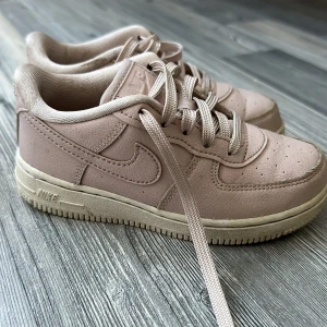 Nike barnskor - Nike St 27 , spårsam använda.