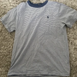 t-shirt - Säljer denna ralph lauren tröjan. fint skick, knappast använd!💓