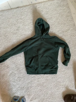 Grön hoodie  - Grön hoodie från pull and bear. Fint skick! Storlek xs men passar mig som har s