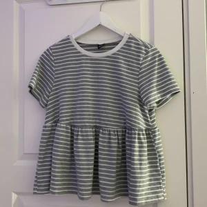 Tröja  - En jätte fin grå/vit tröja från shein. Använd en sommar, jätte mjukt och skönt matrial. (den är lite stor i storleken typ som (s)