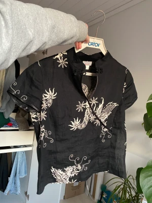 Blus - Svart blus i linne köpt secondhand! Mycket fint skick!