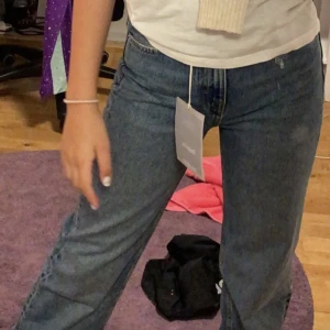 Straight jeans - Hej! Jag säljer nu dessa super fina blåa ”straight” jeans från pull&bear💘 väldigt sparsamt använda och i super fint skick! Säljer då de tyvärr inte passar mig längre❤️