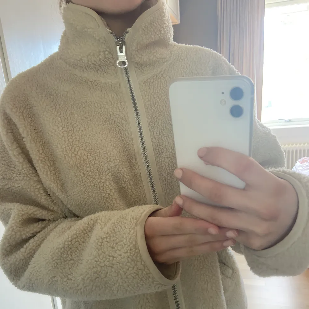 Beige Teddy jacka från Weekday i storlek S 🤎 . Jackor.