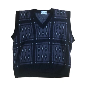 Snygg vest  - Jättesnygg vest som jag köpte i italien. Är perfekt för hösten och sticker inte! Passar oversize till mig som är S, men skulle passa även M och L! Skriv privat innan du vill köpa <3