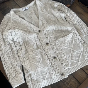 Stylein stickat - Supersnygg och oanvänd stickad tröja från Stylein. Aldrig använd, säljes pga garderobsrensning. Strl: S.  