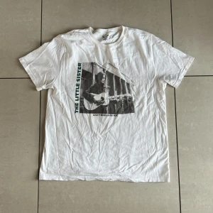 Brandy Melville T-shirt  - Oversized t-shirt med tryck från Brandy Melville. Mycket bra kvalité och skönt tyg. One Size men skulle säga att den är som en S/M. 