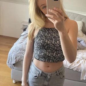 Mönstrad croppad topp - Tryck gärna på ”KÖP NU”. En croptop från Forever 21🖤 använd en gång🖤 storlek S men sitter mer som en XS, dock väldigt stretchig.