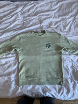 Sunsoc tröja - Den är i bra skick förutom att det är en liten fläck på bröstet men de syns knapt. Kom privat för fler bilder 🙌🏾