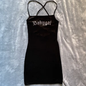 svart klänning sammet - miniklänning i svart sammet från H&M, nyskick, storlek xs