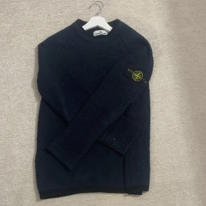 Stone Island sweatshirt - Skick: 8,5/10 Säljer den för att jag inte använder den så mycket. Tröjan är i bra skick och passar med mycket olika plagg.