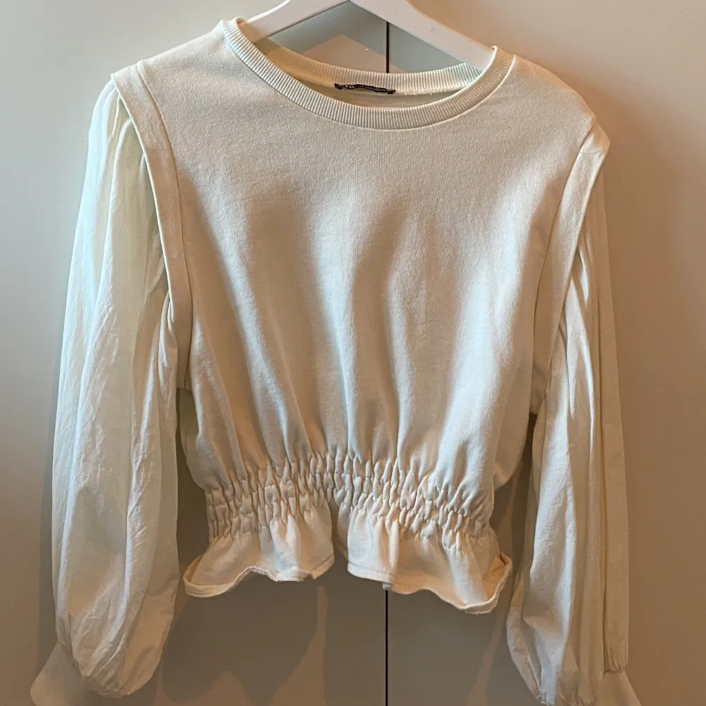 En tröja från Zara, köpt för länge sedan men är i nyskick💓. Tröjor & Koftor.