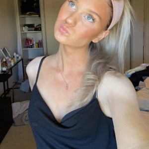 Svart topp - Svart topp från Gina tricot, med lös urringning vid brösten. Perfekt till festtillfällen eller vardag. Skönt material och stretchigt💞💞