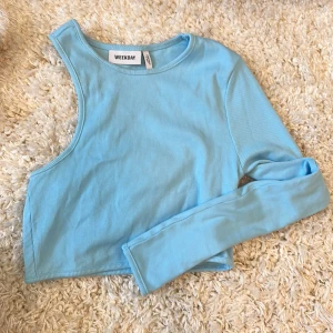Tröja  - En fin sommartröja som aldrig är använd! Från weekday 