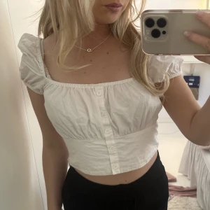 vit topp - Vit topp från Zara med knappar, det är storlek M men det är liten i storlek så skulle mer säga att den sitter som en S