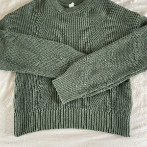 Grön stockholmsstil stickad lång armad tröja i xs, 140, 146 - Fint skyck, har bara haft på mig den 3-4 gånger. 