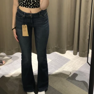 Bootcut jeans  - Härliga jeans från Lindex (slutsålda online), något korta för mig som är 170, Innerbenslängd ca 83 cm🫶lite slitna på ett ställe(skriv för bild) men annars i bra skick💖
