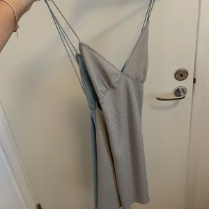 Klänning - Två klänningar från HM aldrig använda! Man får båda den blåa och silvriga för bra pris!