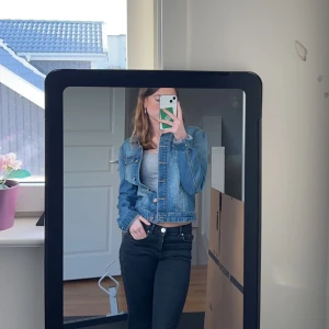 Jeans jacka  - Säljer min jeans jacka från Ralph Lauren som är perfekt nu till våren. Säljer för 250kr och frakt, pris kan diskuteras 