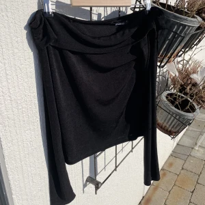 Off-shoulder topp - Säljer denna topp från Gina tricot som endast är använd en gång! Storlek M och väldigt skönt material💕💕 160kr inklusive frakt