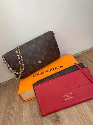 Handväska - Liten handväska som passar så fint till vartenda outfit! Väskan går att ha både cross body och som en handväska.  Bra skick förutom färgen på ringarna som försvunnit, se bifogad bild.