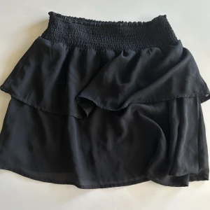 Volangkjol ONLY - Nästintill oanvänd volangkjol från ONLY. Den är i storlek xs, men kan även bäras av en s då den känns stretchig, men även har en resår. Ser som ny ut🤗 Köpte den för 299 kr. (Egna bilder och jag är 159). Pris kan diskuteras💓 Använd gärna Köp nu☺️