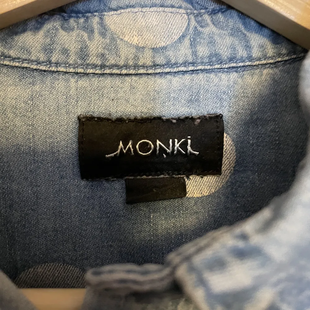 Blå och vit prickig jeans jacka med bröst ficka från monki, stl small. Bra skick aldrig använd . Jackor.