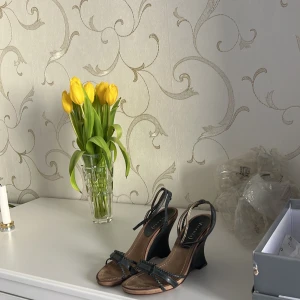 Klackar - Klackar som är så himla snygga, passar 37 och en liten 38, köpte nyligen från sellpy och säljer då de är för små❤️