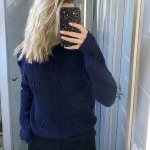 Blå stickad tröja (NaKd) - Mycket fint skick