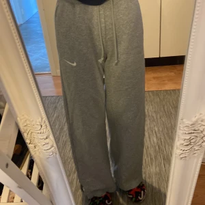 Nike mjukisbyxor - Säljer ett par Nike mjukisbyxor som är köpta på Zalando för 900kr, säljer för 500kr för snabb affär, köpare står för frakten  Storlek XS men man kan töja ut och in så passar även S  Använda få gånger och är i väldigt bra skick Dm för bättre bilder🫶