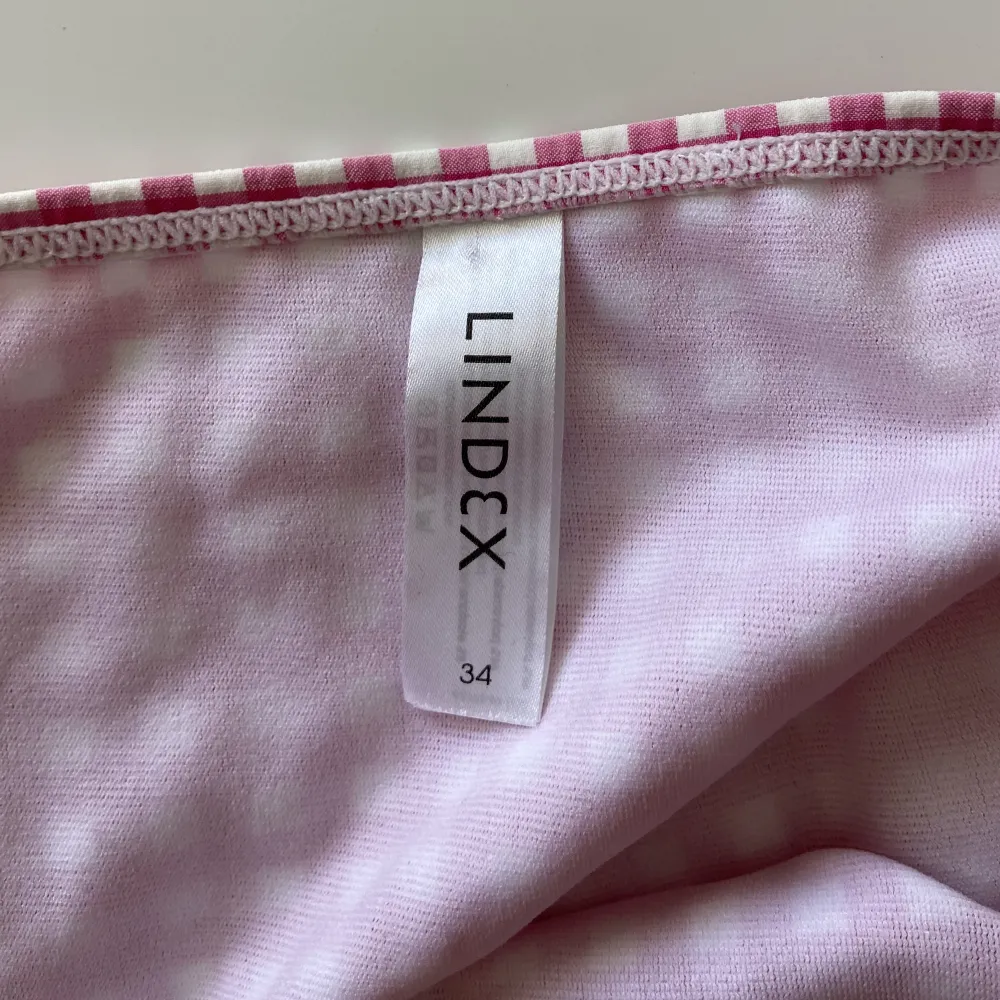 säljer en rosa rutig bikinitrosa från LINDEX i st 34!! oanvänd! 💖. Övrigt.