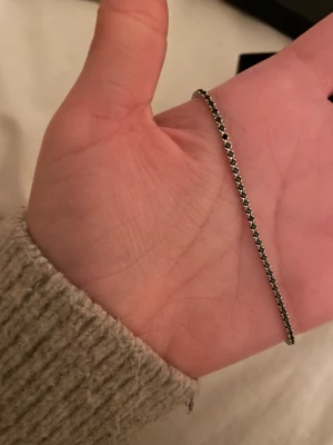 Silver armband  - 925 Silver armband med svarta stenar. Osäker på märke då det varit en present som är för stor, aldrig använt. 