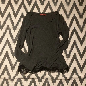 tröja - säljer denna tröja med söta spetsdetaljer från edc! den är köpt 2hand på sellpy, men kom tyvärr aldrig till användning ❤️ tröjan har små defekter på armarna, skriv privat för bild. 