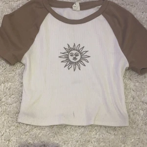 Fin brun och vit topp/tröja - Fin tröja inför sommaren och väldigt bra material🌞 Har använts 1-2 gånger men den är ungefär ett halvt år gammal. Jätte fin och bra textur!