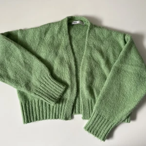 ZARA kofta - Stickad kofta i en härlig grön färg! Köpt här på Plick, men aldrig använd då inte riktigt min stil. Superfint skick :))