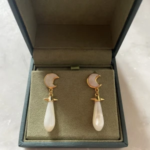 Maria Nilsdotter örhängen  - SE SISTA BILDEN!! Ett av örhängena är snett! ( det var en köpare som avstod för tyckte jag ej sagt det). Var sp när jag köpte det. Säljer mina jätte fina Maria Nilsdotter örhängen! Aldrig använda endast prövade, nypris för båda ca 8000kr.❤️