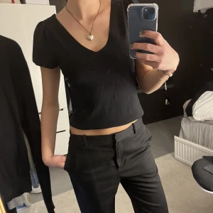 Topp med öppen rygg - Superfin topp från mango med små volangärmar och jättefin i ryggen!!❤️den är lite stickad i materialet